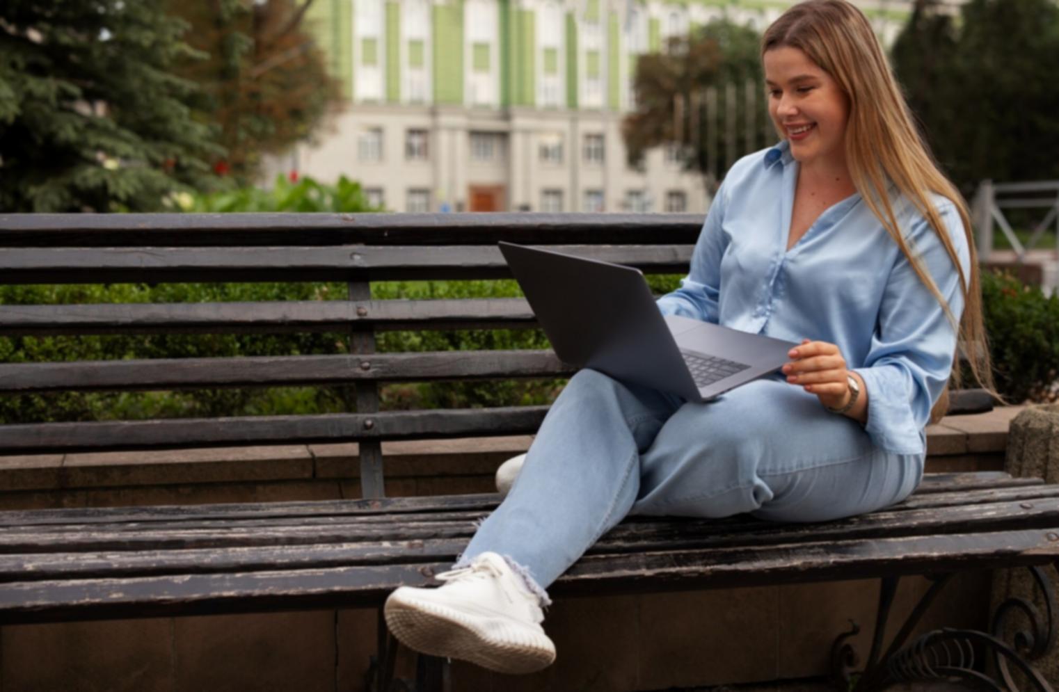 Arbeitsplatz mit Finanzplanung und Laptop