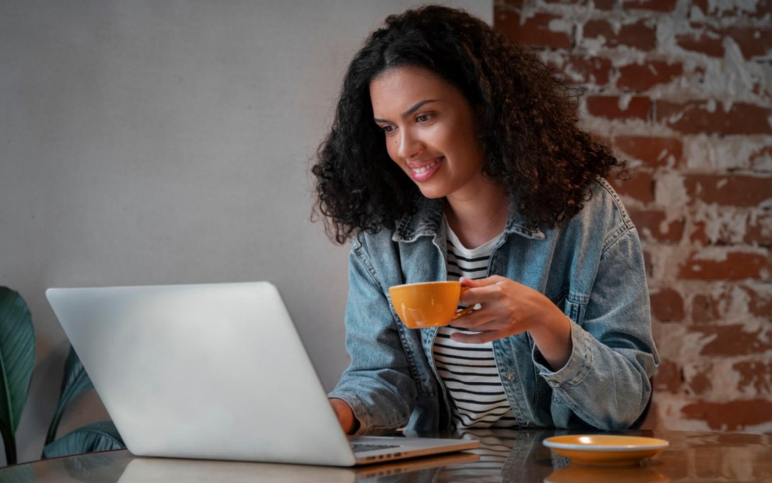 Finanzplanung Workspace mit Laptop und Unterlagen