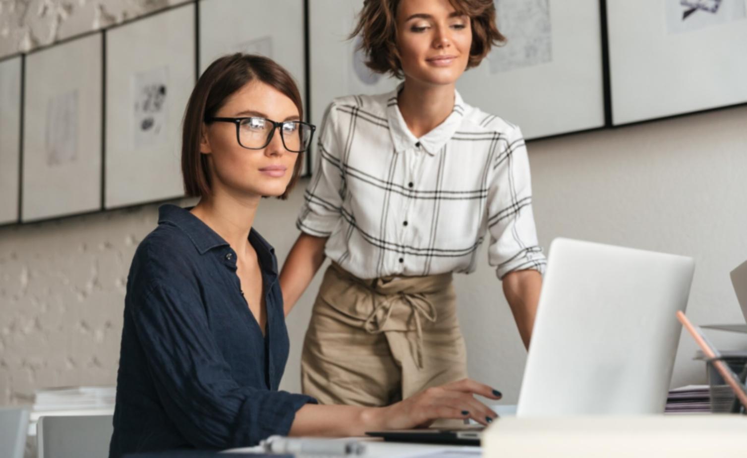 Workshop-Situation mit Finanzplanungs-Dokumenten und Teilnehmern